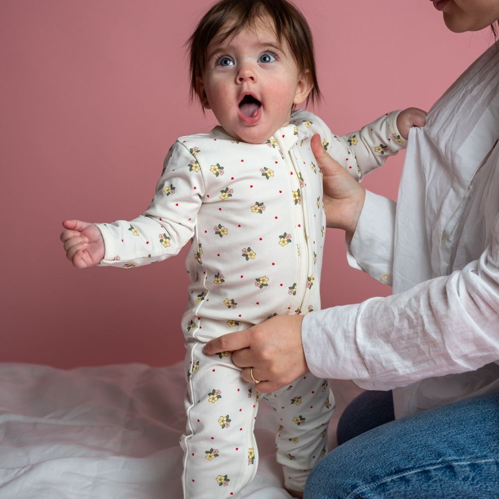 That's Mine Elliotte onesie - Sweetheart Petals - 48% Organic cotton / 47% Modal / 5% Elastane Buy Overdele||Onesies||personale||Basics here.