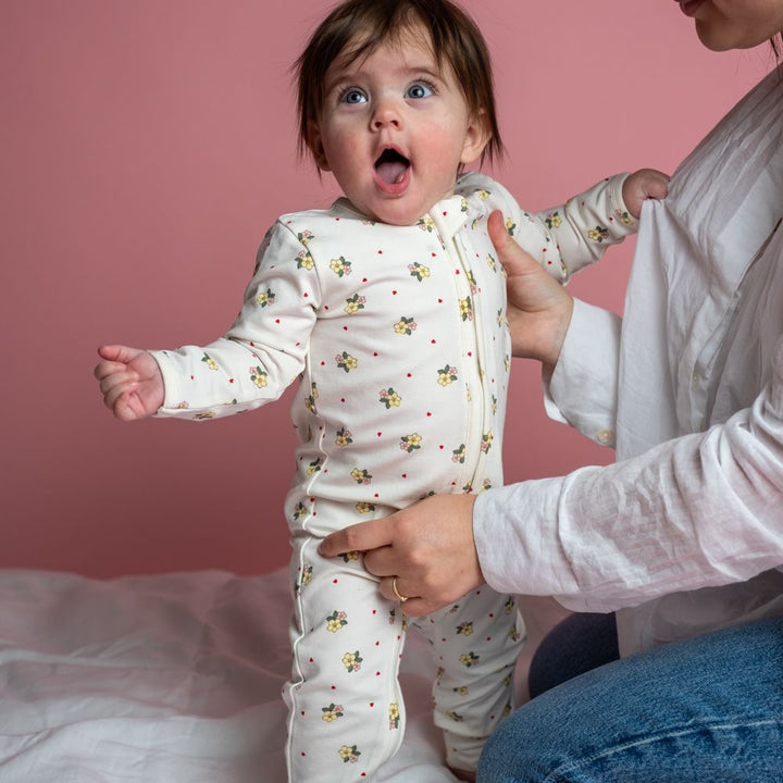 That's Mine Elliotte onesie - Sweetheart Petals - 48% Organic cotton / 47% Modal / 5% Elastane Buy Overdele||Onesies||personale||Basics here.