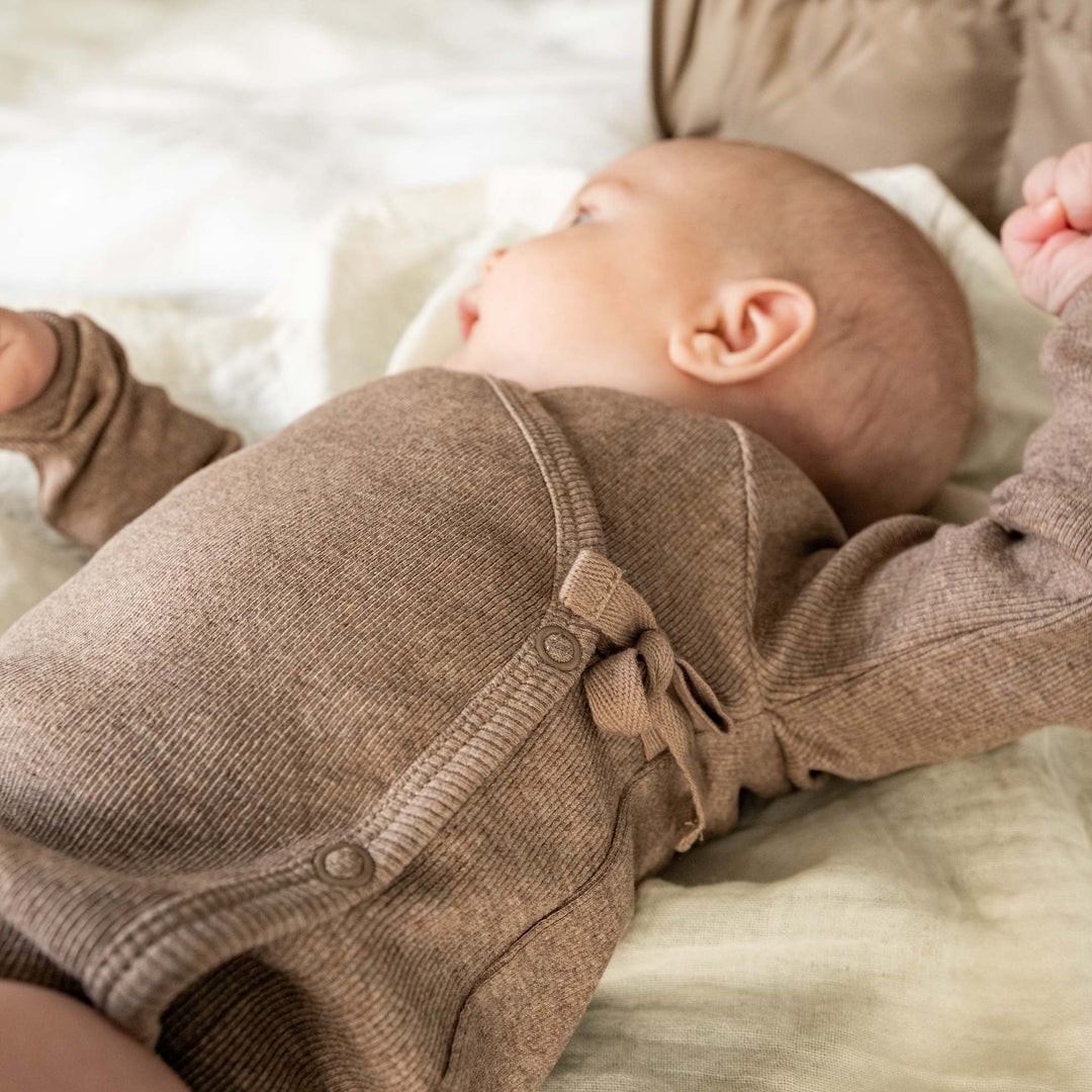 That's Mine Becca slå-om bodystocking - Brown melange - 95% Organic cotton / 5% Elastane Buy Tøj||Bodystockings||Undertøj||Alle||Favoritter||personale||Newborn essentials||Forår og sommer 2025||alt minus sløjfe||NOOS||ss25 noos||Olivia Salo - pusletaske edition||Brown melange||mette-sale||noos u. 350 here.