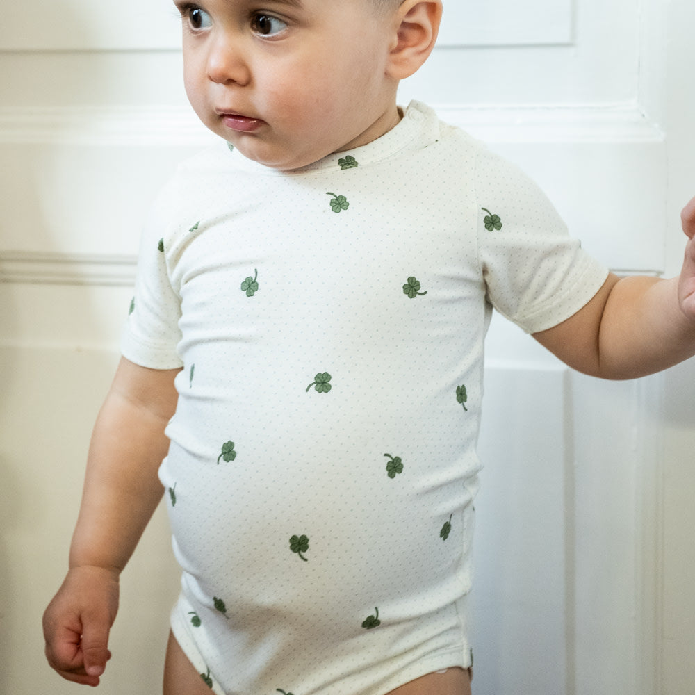 That's Mine Ellis SS bodystocking - Specks of luck - 48% Organic cotton / 47% Modal / 5% Elastane Buy Bodystockings||Undertøj||personale||Basics here.