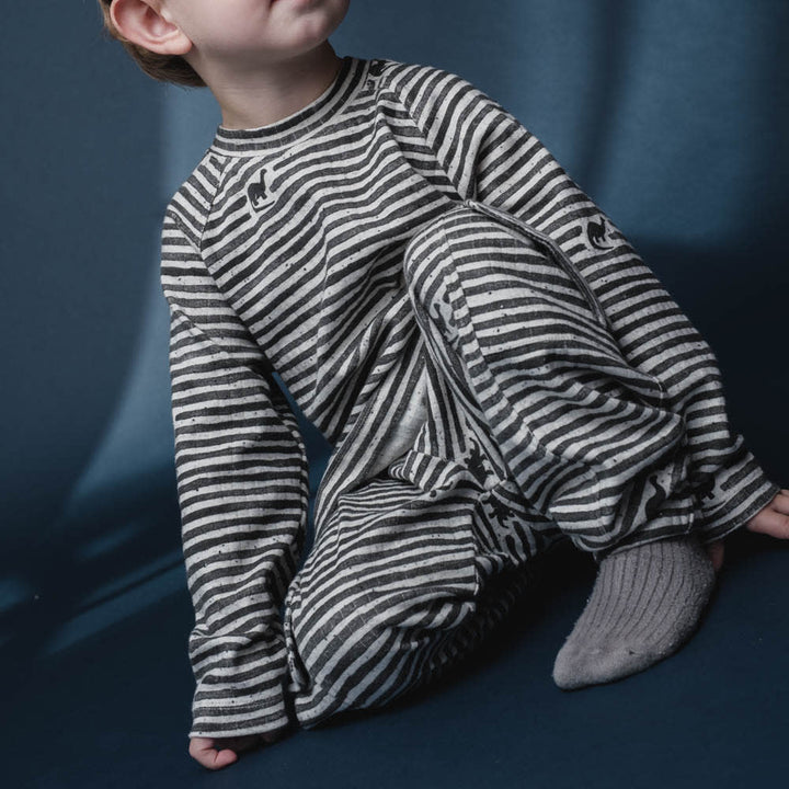 That's Mine Arthur bukser - Mono dino stripe - 95% Organic cotton, 5% Elastan Buy Bukser||Nyheder||Bukser & shorts||personale||Efterår & vinter 2025||Dinosaurtøj & kostumer||Mono dino||drop 1 aw25||Jersey here.