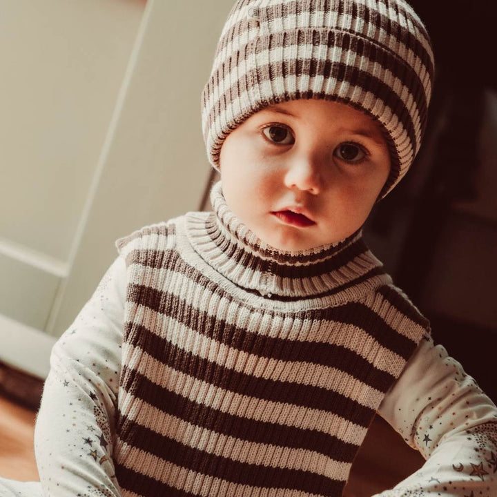 That's Mine Izzy beanie - Brown stripe - 100% Organic cotton Buy Tøj||Overdele||Strik||Alle||personale||Efterår & vinter 2025||alt minus sløjfe||mette-sale||drop 1 aw25 here.