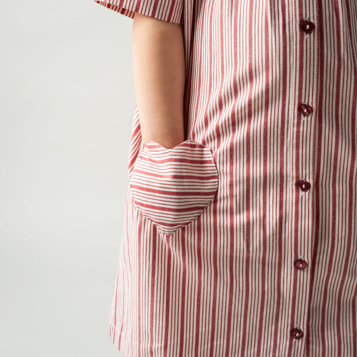 That's Mine Hea kjole - Classic red - 100% Organic cotton Buy Kjoler||Kjoler & nederdele||personale||Forår 2026 here.